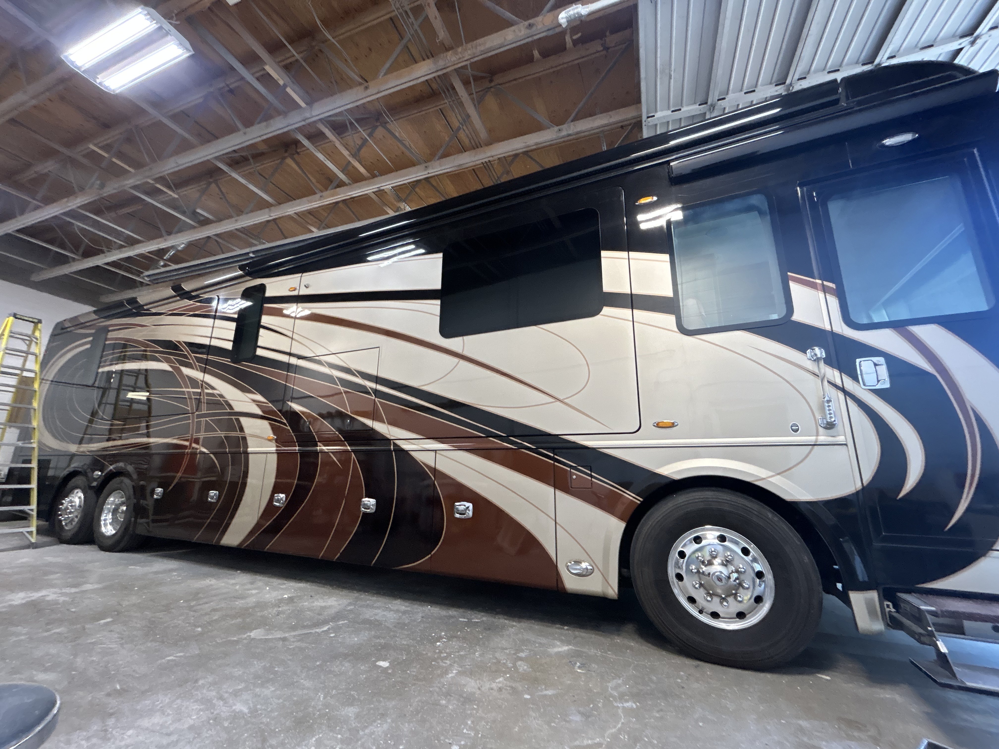 RV refinishing – finished result high-gloss finish